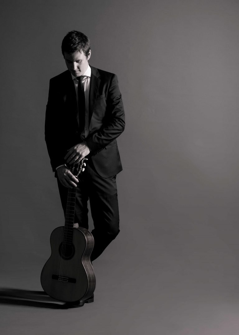 classical guitarist Sam Desmet press foto b&w