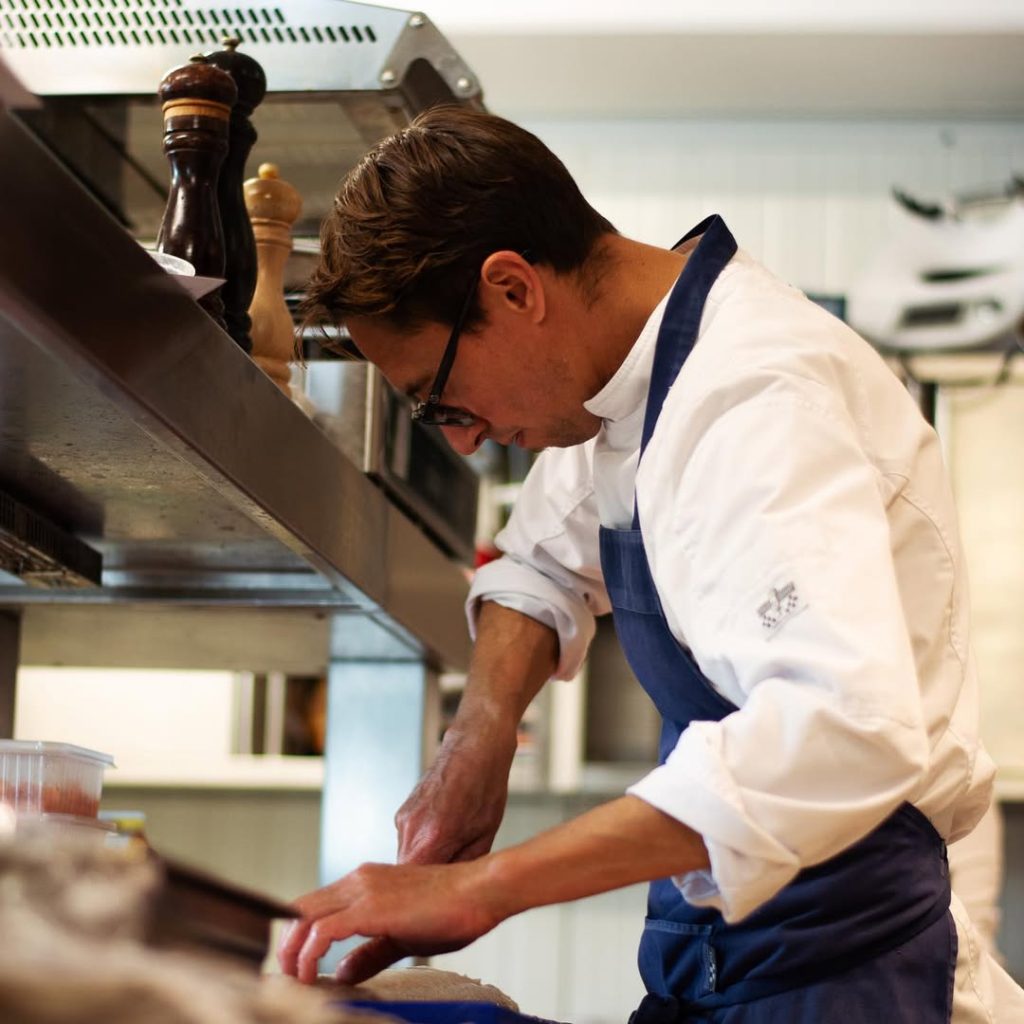 classical guitarist Sam Desmet with Culinary art